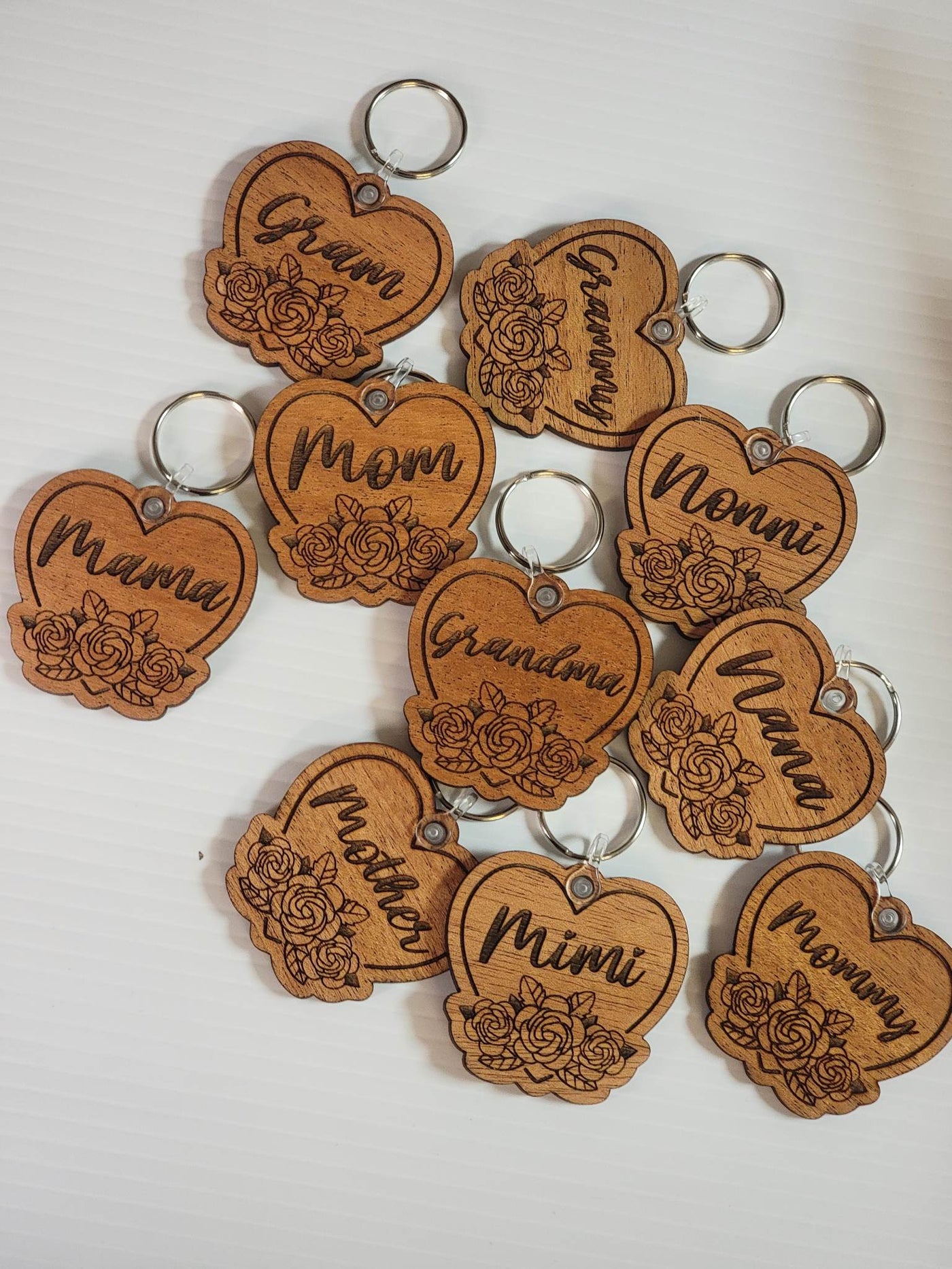 💐Personalized Floral Heart Wood Keychains – Perfect Gift for Mom💖 | Express Your Love with Unique, Handcrafted Wooden Keychains