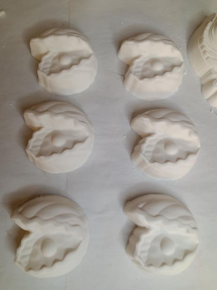 Clamshell with Pearl Mold