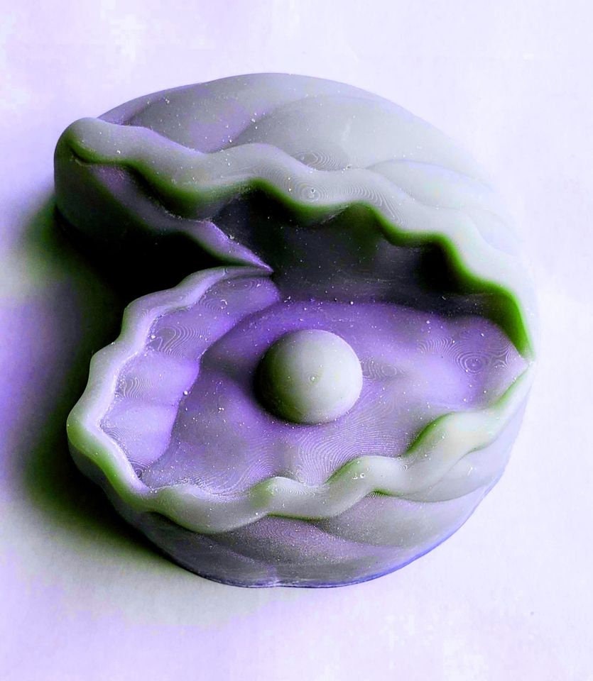 Clamshell with Pearl Mold