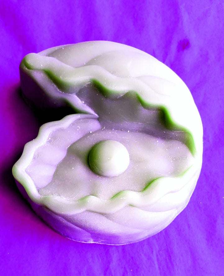 Clamshell with Pearl Mold