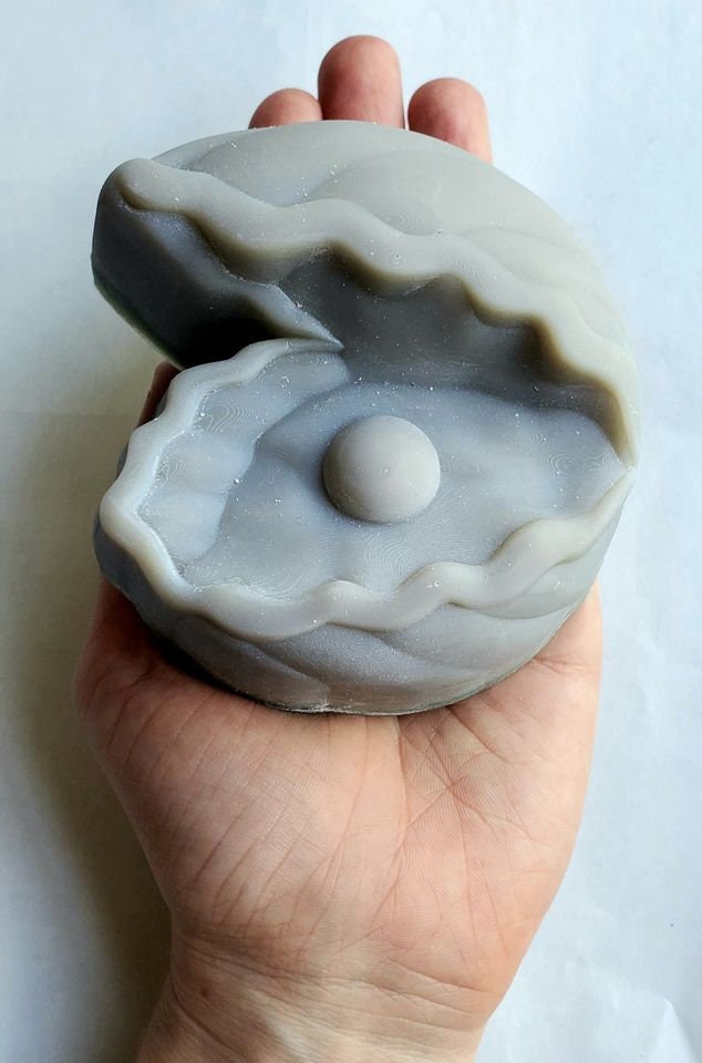 Clamshell with Pearl Mold